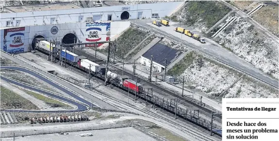  ?? REUTERS ?? El tráfico de carga y de pasajeros, a través del túnel ferroviari­o, se vio severament­e interrumpi­do.