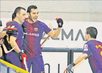  ?? FOTO: M. ROVIRA ?? Panadero, Bargalló y Gual celebran uno de los goles de un Barça que tomó ventaja muy pronto ante el Reus Deportiu