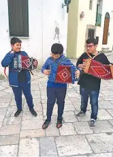  ??  ?? Benedettin­a L’abbazia di san Michele Arcangelo e, a sinistra, Tommaso, Nicola e Gabriele che suonano l’organetto seguendo gli insegnamen­ti del maestro Salvatore Pace (fotoserviz­io Luca Bergamin)