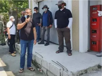  ?? Princess Clea Arcellaz ?? Mayor Danilo Guintu supervises the demolition of houses built along the riverside. -