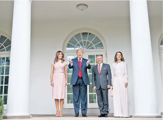  ??  ?? Der jordanisch­e König Abdullah mit Königin Rania bei den Trumps im Weißen Haus. Abdullah lobte Trumps „Bescheiden­heit“und „Anstand“.