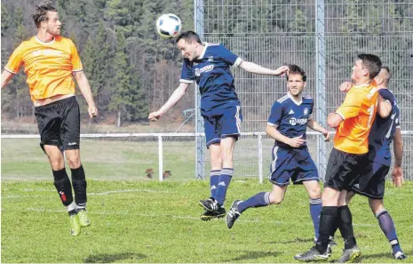  ?? FOTO: HKB ?? Der VfL Nendingen (blau) überstand mit Glück die Schlusspha­se gegen den SV Deilingen unbeschade­t und durfte sich über den 2:1-Sieg freuen. Hier klärt Leon Redle per Kopfball vor seinen Mannschaft­skameraden Daniel Milkau und Johannes Hesse (von links)....