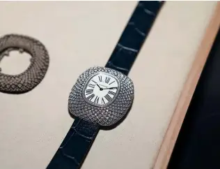  ?? ?? A la izquierda, un reloj de Cartier. A la derecha, detalle de varias esferas terminadas. Abajo, el interior del edificio donde se crean los relojes de alta joyería.