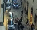  ??  ?? L’intervento all’alba della polizia in un video girato dai residenti di via Pandolfini