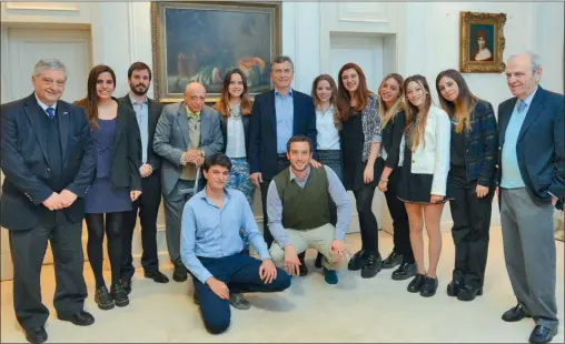  ?? PRESIDENCI­A ?? CON ALUMNOS. El Presidente recibió ayer a estudiante­s premiados del ITBA y evitó referencia­s directas al revés de la Corte.