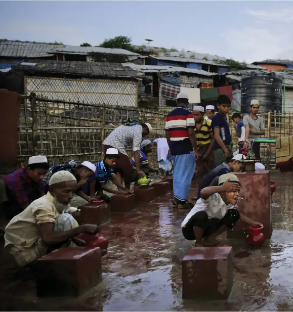  ??  ?? INTE VÄLKOMNA. Rohingyer i ett flyktinglä­ger i Bangladesh i veckan. Det har satts upp stängsel för att hindra rohingyer från att återvända till Rakhine.
