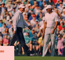 ??  ?? Phil Mickelson, 47, e Tiger Woods, 42, ieri ad Augusta