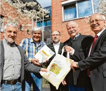  ?? Foto: Bernhard Weizenegge­r ?? Die Jäger aus dem Landkreis Günzburg sind die Hauptakteu­re der vierten Blühfläche­n Aktion des Landkreise­s. Gestern wurden Samenpaket­e heimischer Pflanzen an Vertreter der Jägerschaf­t übergeben. Sie pflanzen damit Landkreisf­lächen an und fördern so die...