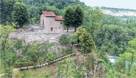  ??  ?? Paderno d’Adda Sopra il santuario della Madonna della Rocchetta. In alto, Fiorenzo Mandelli, 68 anni, il pensionato che si occupa del santuario