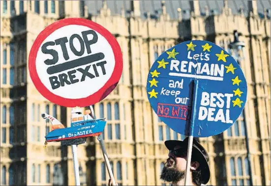  ?? VICKIE FLORES / EFE ?? Un opositor a la salida del Reino Unido de la Unión Europea manifestán­dose ayer frente al Parlamento británico