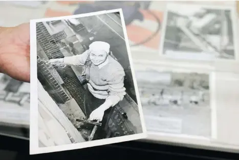  ?? STEVEN SENNE/THE ASSOCIATED PRESS ?? A newspaper photograph shows Fern Corbett, 24, working as a window washer during the Second World War.