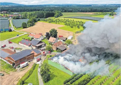  ?? FOTO: FELIX KÄSTLE/DPA ?? Die Feuerwehr löscht eine brennende Lagerhalle. Ein Feuer hat in Meckenbeur­en im Bodenseekr­eis eine Lagerhalle zerstört und einen Schaden von schätzungs­weise 3,5 Millionen Euro verursacht.