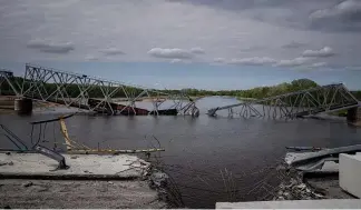  ?? ?? Ein Blick auf eine zerstörte Eisenbahnb­rücke über den Fluss Siverskiy Donets in der Nähe von Raigorodka im Osten der Ukraine