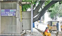  ?? — S. SURENDER REDDY ?? A woman sits outside an dysfunctio­nal she-toilets in Hyderabad on Tuesday.