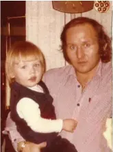  ?? PRIVATFOTO ?? Her ses Ronnie sammen med sin far – før ansigtstat­overingern­e.