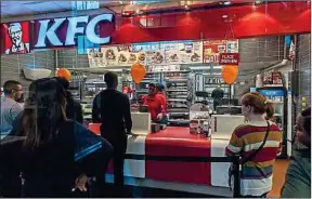  ??  ?? Un twitto a enquêté sur le goût du KFC et déniché une explicatio­n originale.
