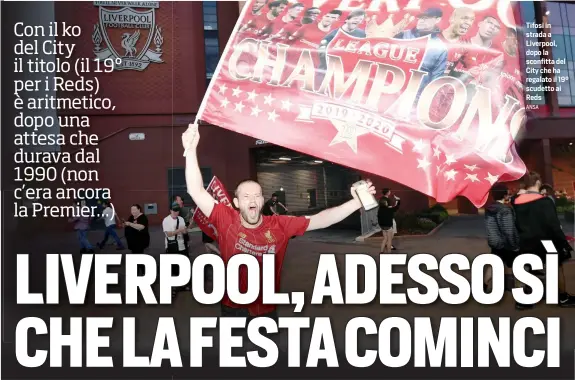  ?? ANSA ?? Tifosi in strada a Liverpool, dopo la sconfitta del City che ha regalato il 19º scudetto ai Reds