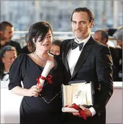  ??  ?? La réalisatri­ce Lynne Ramsay et Joaquin Phoenix, à Cannes.