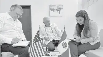  ?? CORTESÍA: TW @LOPEZOBRAD­OR_ ?? Marcelo Ebrard y Andrés Manuel López Obrador durante la llamada con Biden