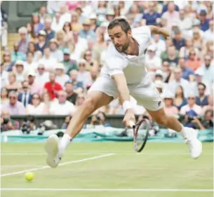  ??  ?? CILIC berhempas pulas untuk membalas ‘servis’ kencang Federer ketika beraksi pada perlawanan akhir di kejohanan Wimbledon di Kelab Seluruh England, London pada Ahad lepas.