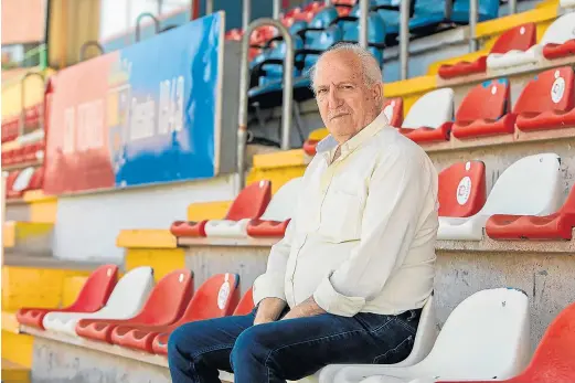  ?? JAVIER ESCRICHE ?? El presidente del CD Teruel, Ramón Navarro, posaba ayer para HERALDO en la grada del campo de Pinilla.