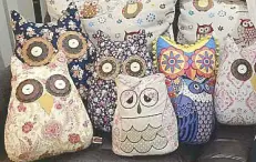  ??  ?? Owl pillows