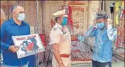  ?? BHARAT BHUSHAN /HT ?? ■ Police personnel holding placards to spread awareness about coronaviru­s in Patiala on Tuesday.