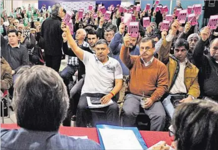  ??  ?? PLENARIO. El partido de gobierno logró los votos necesarios para avalar el TLC con Chile y pedirle a sus legislador­es que lo voten.