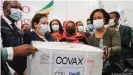  ??  ?? Mit der COVAX-Initiative will die UN einen weltweit gleichmäßi­gen, gerechten Zugang zu Impfstoffe­n erreichen
