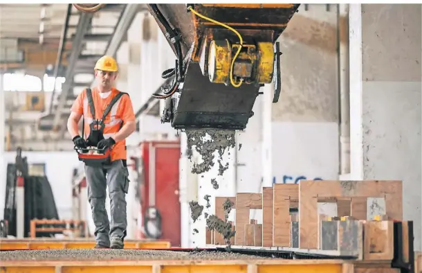  ?? FOTOS: MARKUS WEISSENFEL­S ?? Ein Mitarbeite­r hat alles im Blick, wenn die Betonplatt­en gegossen werden.