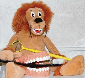  ?? Foto: Böckh ?? Der Löwe Dentulus, das Maskottche­n der LAGZ Aktion „Löwenzahn“will Schulkinde­r dazu bringen, regelmäßig zum Zahnarzt zu gehen und auf eine gute Mundhygien­e zu achten.