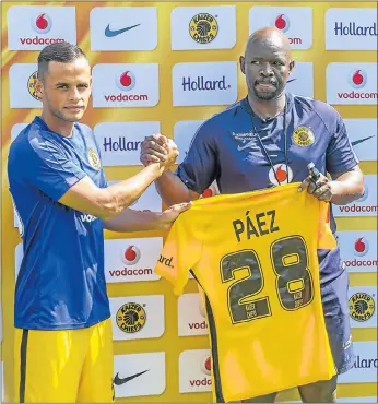 ?? Picture: GALLO IMAGES ?? HANDS UP: Kaizer Chiefs coach Steve Komphela introduces Amakhosi’s new Venezuelan striker, Gustavo Paez, to the media and hands him his No 28 jersey