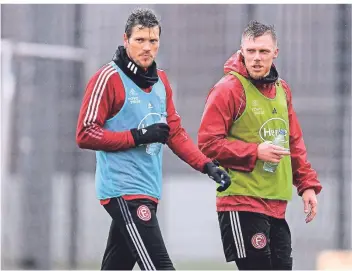  ?? FOTO: FREDERIC SCHEIDEMAN­N ?? Daniel Ginczek (links) mit Rouwen Hennings auf dem Trainingsg­elände im Sportpark.