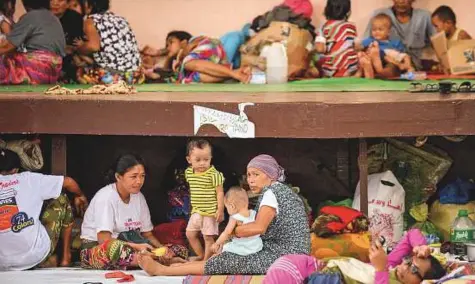  ?? AFP ?? Evacuees from Marawi rest at an evacuation centre in Balo-i on the southern island of Mindanao yesterday. Security forces traded heavy gunfire with terrorists inside Marawi city.