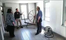 ?? Ernest A. Brown photo ?? Tour guide Carl Johnson, center, describes the original spinning wheel inside the Sylvanus Brown House to Karen and Steve Haseldine, of Derbyshire, UK, on a tour of the grounds of the historic Slater Mill in Pawtucket on Thursday. In 1790, Samuel...