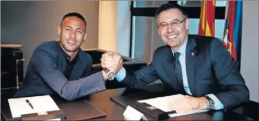  ??  ?? FELICES ENTONCES. Neymar y Bartomeu, sonrientes en la firma de la renovación en octubre de 2016.