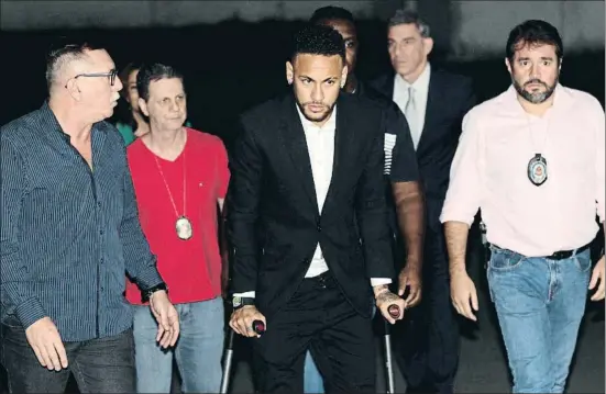  ?? PAULO LOPES/ ZUMA WIRE/ DPA / EP ?? Neymar el 13 de juny sortint d’una comissaria de policia a São Paulo on va ser interrogat després de ser acusat de violació