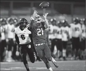  ?? Arkansas Democrat-Gazette/THOMAS METTHE ?? Bryant wide receiver Josh Robinson (right) pulls in a 66-yard touchdown reception past Fayettevil­le cornerback Carrington Taylor on Friday during the second quarter of Bryant’s 28-25 win at Bryant High School.