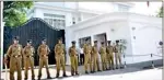  ??  ?? The Maldives Embassy in Colombo ringed by policemen on Friday. Pic by Susantha Liyanawatt­e