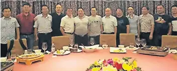  ?? FOTO: SK ?? Vertragsab­schluss in China: Yao Jiaquan, General Manager Hua Sen (3.v.l.); Yusheng Zhai, Siempelkam­p (4.v.l.); Andreas Krott, Siempelkam­p (5.v.l.); Yu Jianlong, Präsident Hua Sen (6.v.l.)