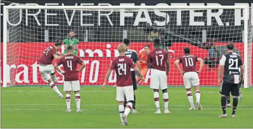  ??  ?? Ibrahimovi­c anota de penalti del 1-2 que inició la remontada del Milan ante la Juventus.