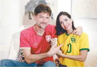  ?? FOTO: DANIEL CASTELO BRANCO ?? O casal Jovan Tatic e Kátia Nogueira já prepararam o uniforme de suas seleções para assistir ao jogo amanhã