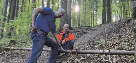  ?? FOTO: MAIKE SCHOLZ ?? Der Ottobeurer Bürgermeis­ter German Fries und Forstbetri­ebsleiter Hermann S. Walter zeigen, wie die Barrikade angebracht war. Radfahrer beispielsw­eise, die über die Kuppe kommen, haben zunächst kaum Einsicht.