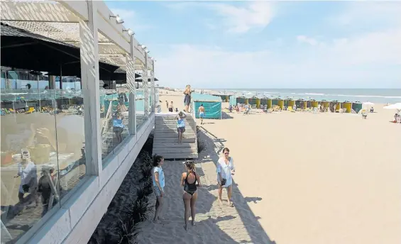  ?? ANDRÉS DELÍA ?? Rada Beach. Uno de los 40 balnearios que fueron derribados y vueltos a construir en madera y siguiendo criterios ecológicos.