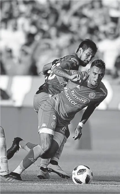  ?? (PEDRO CASTILLO) ?? Amigos. Matías Suárez y la pelota. El “10” tuvo un muy buen partido y fue puntal del triunfo celeste.