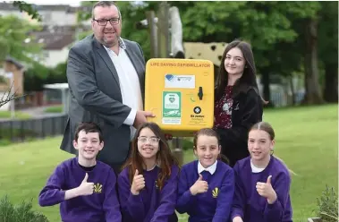  ?? ?? City Building and Unite have donated defibrilla­tors to three Glasgow schools