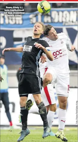  ??  ?? Ronny König (r.) beim Kopfballdu­ell mit dem Chemnitzer
Dennis Grote.