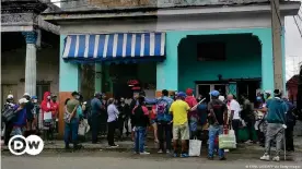  ??  ?? Long lines outside Cuban stores are the result of limited merchandis­e that rarely responds to the needs of the population