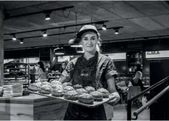  ??  ?? Syndigt smarriga croissante­r fyllda med rödbetor och cream cheese och massor med bullar är receptet för Mr Cake.