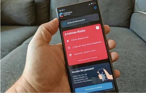  ?? Foto: Christoph Dernbach, dpa ?? Die Corona‰Warn‰App des Bundes wurde mittlerwei­le fast 20 Millionen Mal herunterge­laden.